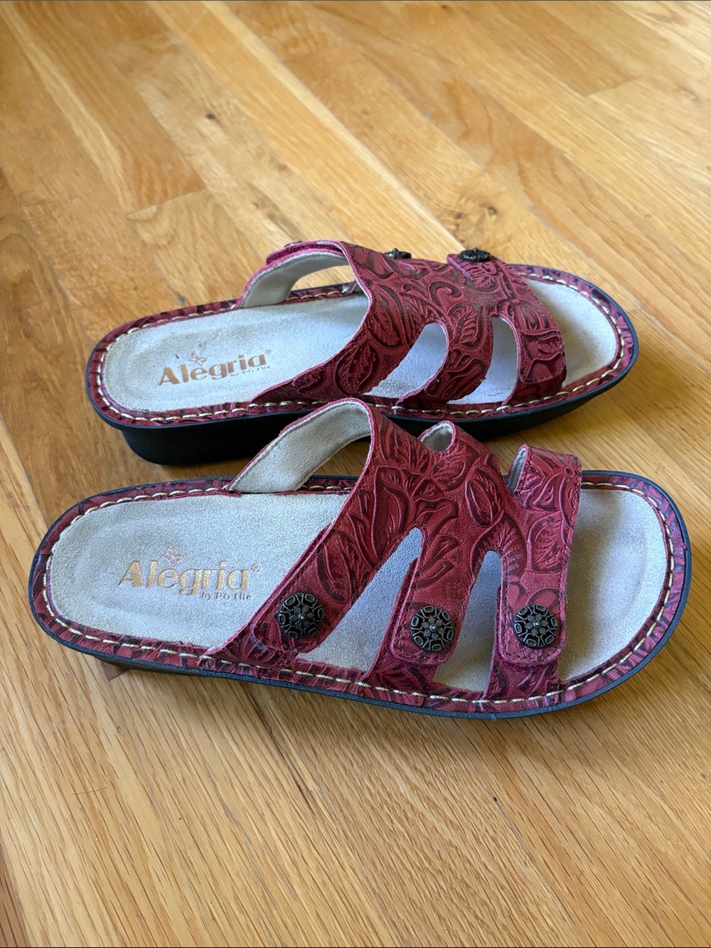 Alegria Embossed Red Leather Triple-Strap Slide Sandals 38 8 - Picture 2 of 3